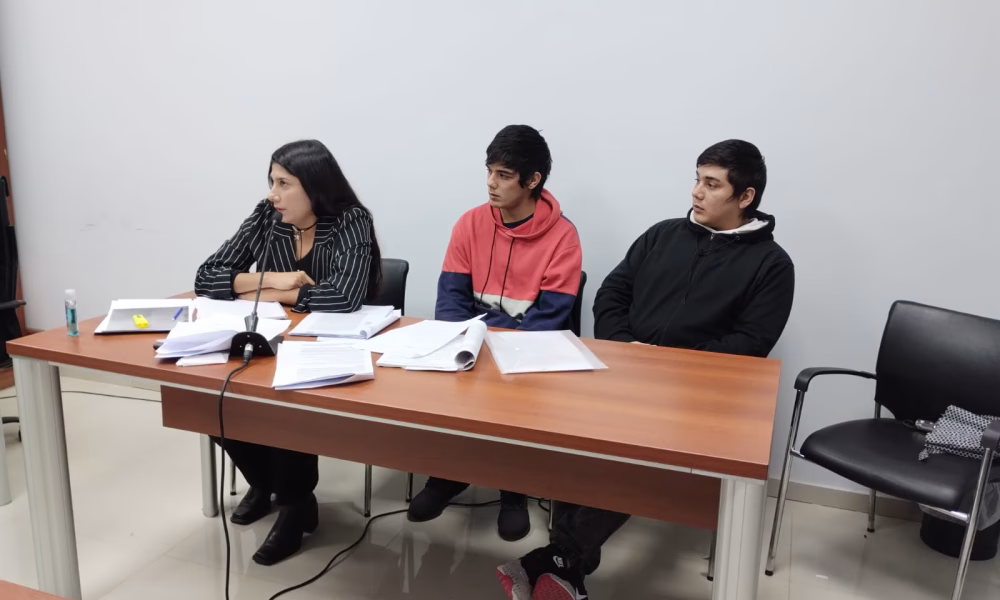 Los imputados junto a la defensora oficial Lucía Epifanio.