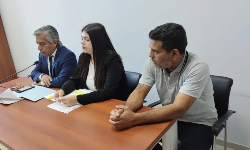 González, a la derecha, con sus abogados.