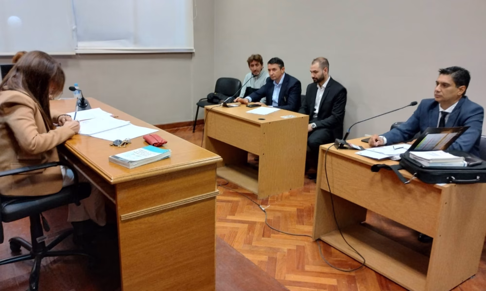 Acusado, defensa y fiscal, ante la jueza Danielsen.